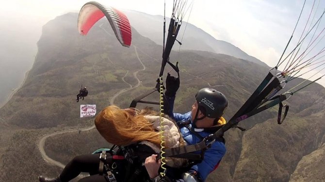 700 metre yükseklikte evlenme teklifi etti