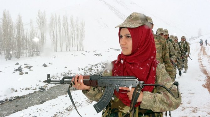 Köyün ilk kadın korucusu vatan nöbetine başladı