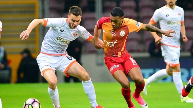 İki takımında tribünlerinden "yönetim istifa" çağrısı