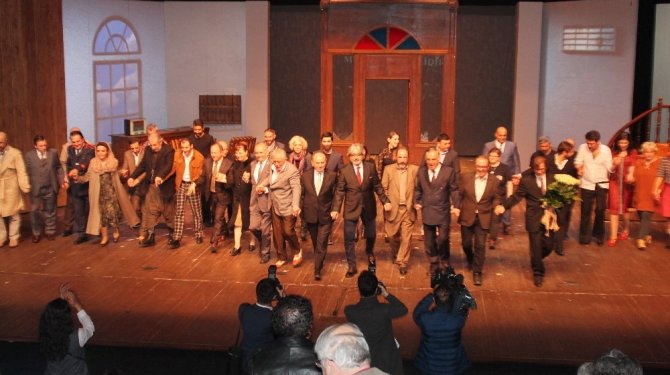 ‘Reis Bey’ oyunun galası yoğun ilgi gördü