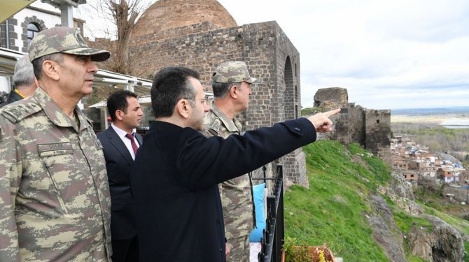 Genelkurmay Başkanı, Diyarbakır ve Batman’da ziyaretlerde bulundu