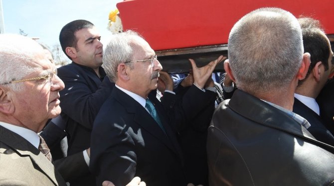 Eski Bakanın cenaze törenine katıldı