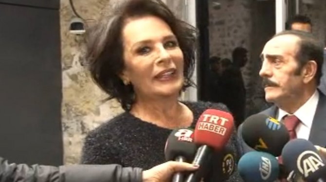 Başbakan sanatçılarla sorunlarını ve referandumu konuştu