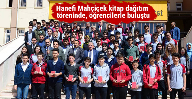 Hanefi Mahçiçek kitap dağıtım töreninde, öğrencilerle buluştu