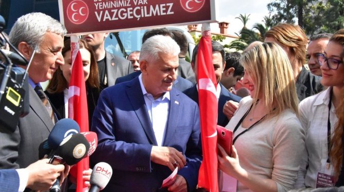 Başbakan MHP’nin ’evet’ standını ziyaret etti