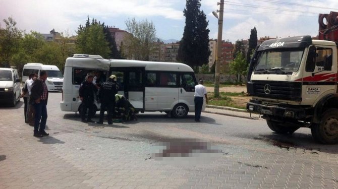 Öğrenci servisi beton pompasıyla çarpıştı: 5 anaokulu öğrencisi yaralandı