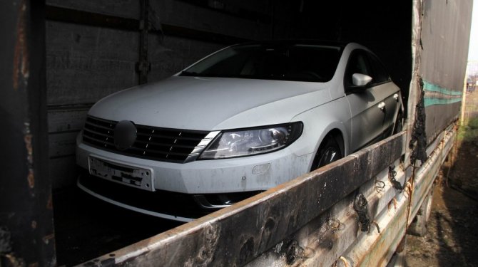 Yanan tır dorsesinden sıfır otomobil çıktı