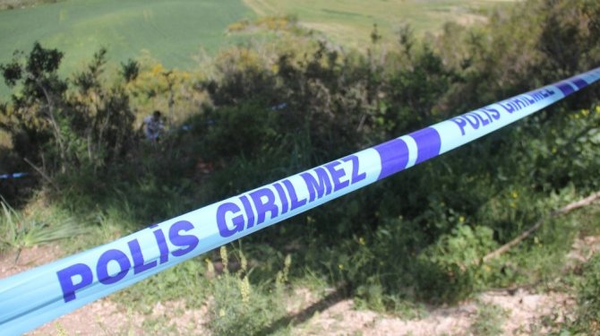 Mezarlıkta başsız erkek cesedi bulundu