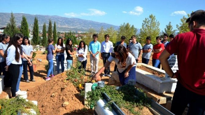 Motosiklet kazasında ölen arkadaşları için video çektiler