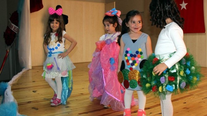 Çöpten topladıkları malzemelerle defile yaptılar