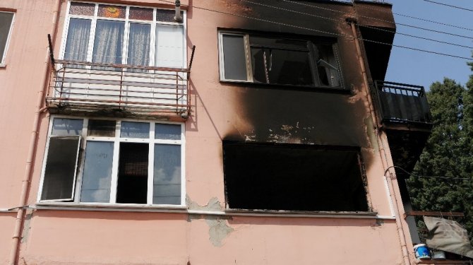 Prizde takılı unutulan bilgisayar evi kül etti
