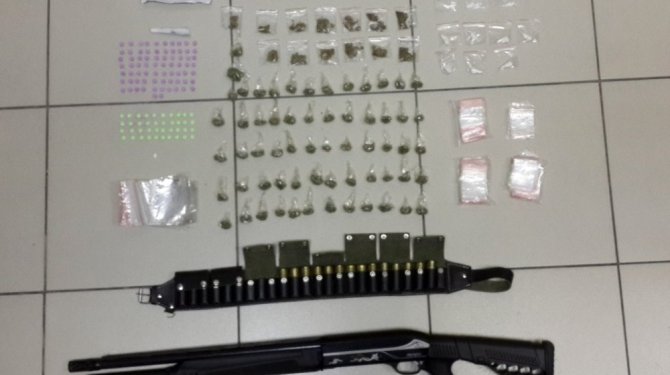 İzmir’de zehir tacirleri yakayı ele verdi