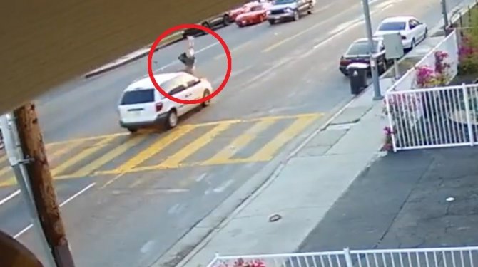 Çarptığı kadını metrelerce ileriye sürükledi