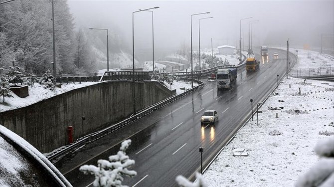 Yoğun kar yağışı yolları kapattı