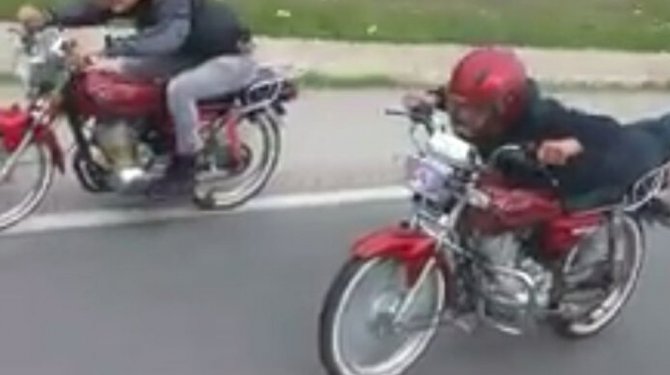 Motosiklet üzerinde tehlikeli yolculuk