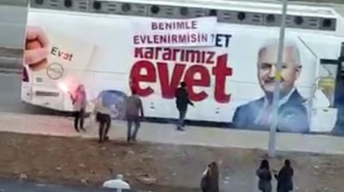SEÇİM OTOBÜSÜ ÜZERİNDE EVLENME TEKLİFİ ETTİ