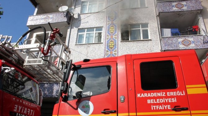 YANAN EVE GİRİP 4 ÇOCUĞUNU KURTARDI