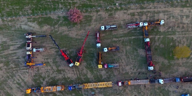 VİNÇLERLE 'EVET' YAZDILAR