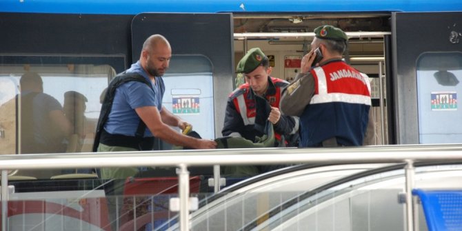 TRENDE BOMBA İHBARI: YOLCULAR TAHLİYE EDİLDİ