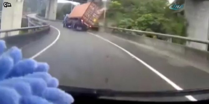 KAMYON VİYADÜKTEN AŞAĞI DEVRİLDİ: O ANLAR KAMERADA