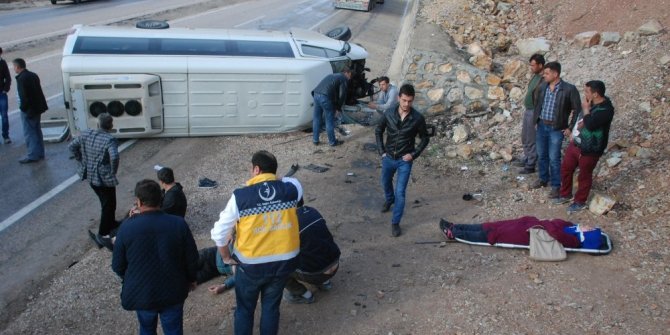 ÖĞRENCİ SERVİSİ DEVRİLDİ: ÇOK SAYIDA YARALI VAR