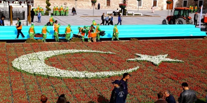 Konya'da 156 bin lale ile Türk bayrağı oluşturuldu