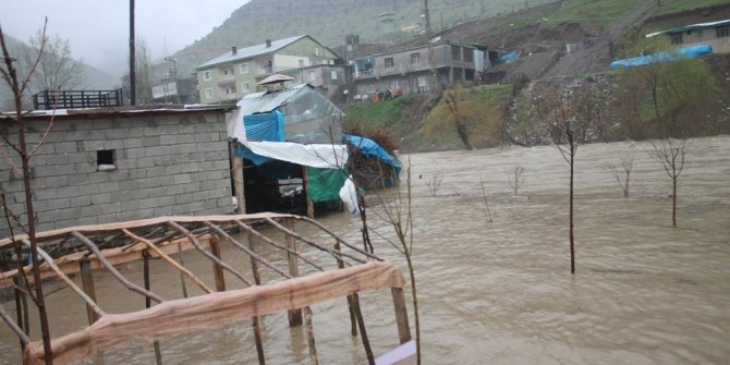 KÖPRÜLER YIKILDI, EVLER SULAR ALTINDA KALDI, MAHSUR KALDILAR