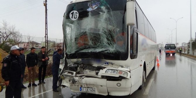 İŞÇİ SERVİSİ TIRA ÇARPTI: ÇOK SAYIDA YARALI VAR