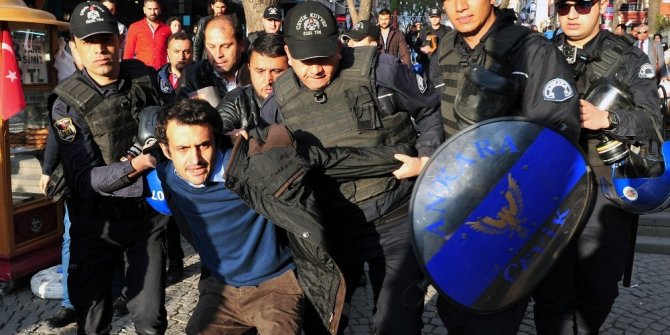 İZİNSİZ BİLDİRİ DAĞITAN GRUBA POLİS MÜDAHALESİ: 4 GÖZALTI