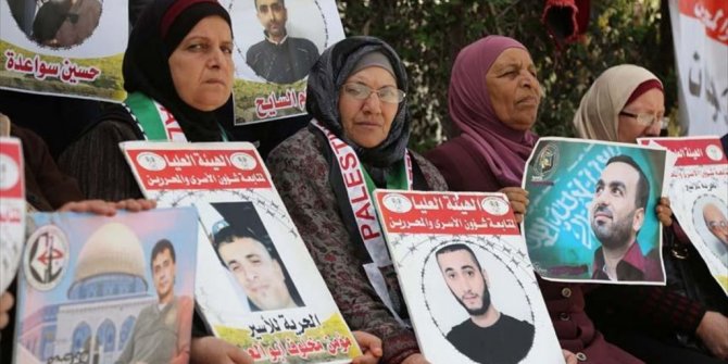 İSRAİL HAPİSHANELERİNDE 6 BİN 500 FİLİSTİNLİ TUTUKLU VAR