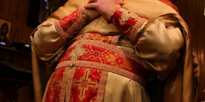 OĞLUNU TAKDİS ETMEYİ REDDEDEN PAPAZI BIÇAKLADI