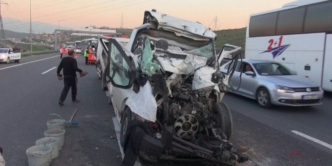 TEM’DE FECİ KAZA: 3 YARALI