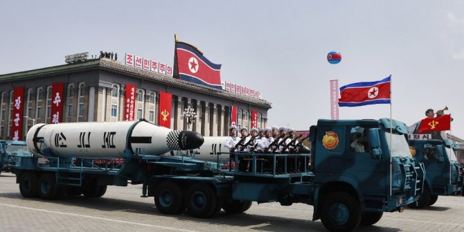 DOĞUM GÜNÜNDE UZUN MENZİLLİ FÜZELERİNİ SERGİLEDİ