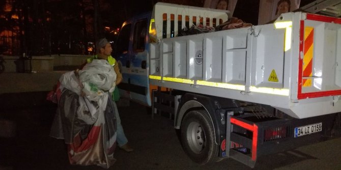 AFİŞ VE PANKARTLAR GECE YARISI TOPLANDI