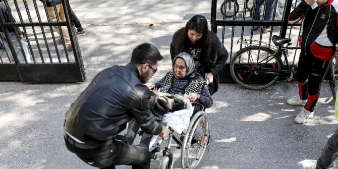 ''98 YAŞINDAYIM, YÜRÜYEMİYORUM'' DEMEDİ, OYUNU KULLANDI