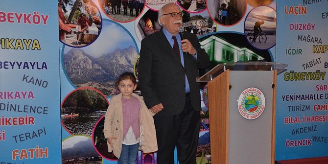 BAKAN KONUŞURKEN BİR ANDA KÜRSÜYE ÇIKTI