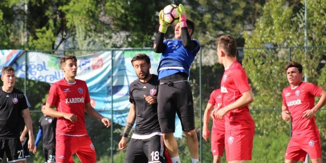 KARABÜKSPOR'DAN 7 GOLLÜ HAZIRLIK MAÇI