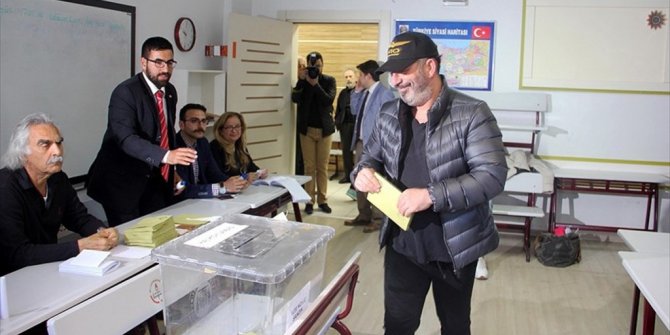 SANAT VE SPOR DÜNYASININ ÜNLÜ İSİMLERİ OYLARINI KULLANDI