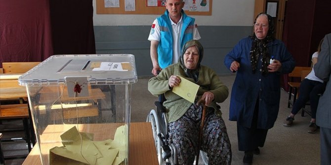 HASTA VE YAŞLI VATANDAŞLAR SAĞLIK EKİPLERİNİN YARDIMIYLA SANDIĞA GİTTİ