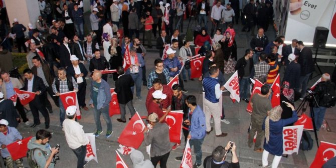 İSTANBUL’DA ’EVET’ COŞKUSU