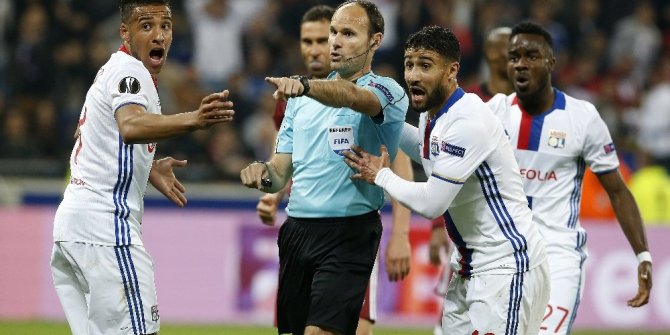 LYON’LU FUTBOLCULARA SALDIRI: MAÇ İPTAL EDİLDİ!