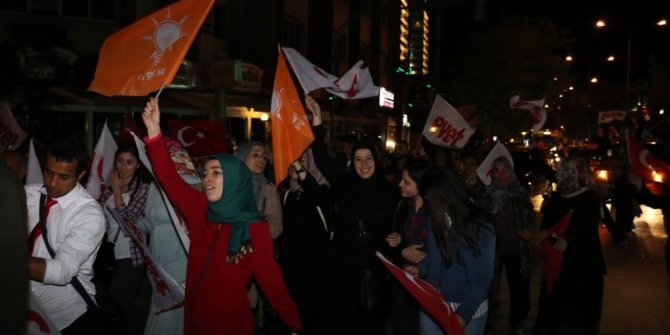 İZMİR’DE COŞKU SOKAĞA TAŞTI