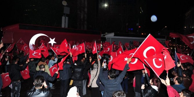 BAŞKENTLİLER SOKAKLARA DÖKÜLDÜ