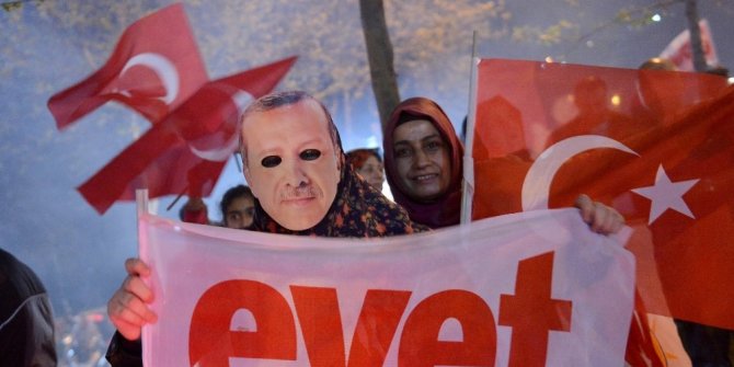 İSTANBUL’DA ’EVET’ KUTLAMALARI