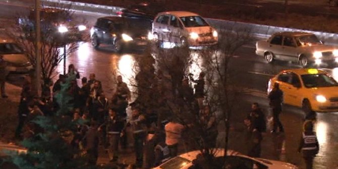 CHP GENEL MERKEZİ ÖNÜNDE AK PARTİ KONVOYUNA TAŞLI SALDIRI