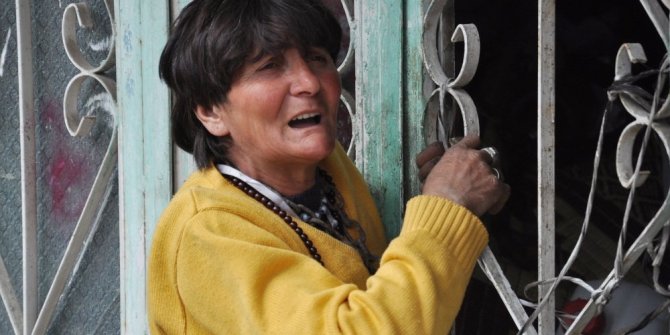 ÇÖPLERİNİ VERMEMEK İÇİN KENDİNİ KAPIYA ZİNCİRLEDİ