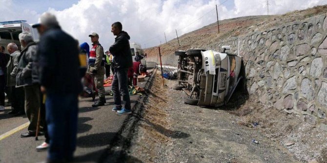 MİNİBÜS YAĞIŞLI YOLDA KAZA YAPTI: 13 YARALI