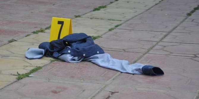 TARTIŞTIĞI KARISINI SOKAK ORTASINDA  BIÇAKLADI