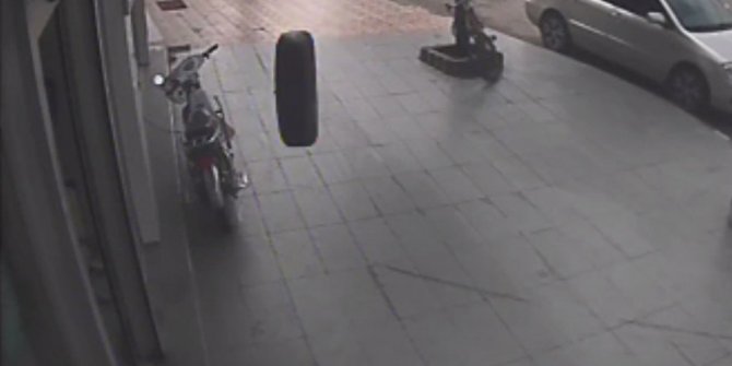 ECZANEDE OTURANLARA TEKERLEK ÇARPTI