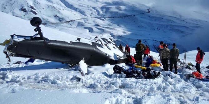12 ŞEHİT VERİLEN HELİKOPTERİN ENKAZI YOL AÇILINCA KALDIRILACAK